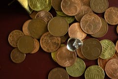 Небольшая ясная кристаллическая драгоценная камень на куче золотых монет денег стоковая фотография rf Небольшая ясная кристаллическая драгоценная камень на куче золотых монет денег стоковая фотография rf