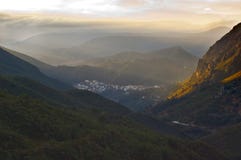 Небольшой город на горах стоковая фотография Небольшой город на горах стоковая фотография