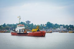 Небольшой грузовой корабль в порте Шри-Ланка стоковое фото rf Небольшой грузовой корабль в порте Шри-Ланка стоковое фото rf
