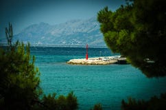 Небольшой маяк в Baska Voda, Makarska riviera, Далмации, Croa стоковые фотографии rf Небольшой маяк в Baska Voda, Makarska riviera, Далмации, Croa стоковые фотографии rf
