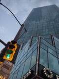 Небоскреб 2006 againt Stoplight Fort Worth Техаса стоковые фотографии rf Небоскреб 2006 againt Stoplight Fort Worth Техаса стоковые фотографии rf