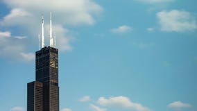 Небоскреб башни Willis в Чикаго с пасмурной предпосылкой голубого неба E Небоскреб башни Willis в Чикаго с пасмурной предпосылкой голубого неба E