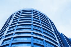 Небоскреб офисного здания синего стекла на предпосылке горизонта стоковая фотография rf Небоскреб офисного здания синего стекла на предпосылке горизонта стоковая фотография rf