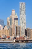 Небоскребы в более низком Манхаттане от парка Бруклинского моста, NYC, u Стоковое Изображение RF Небоскребы в более низком Манхаттане от парка Бруклинского моста, NYC, u Стоковое Изображение RF