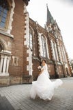Невеста на прогулке около стены старой готической церков стоковые фото Невеста на прогулке около стены старой готической церков стоковые фото
