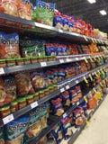 Нездоровый остров закуски показывая обломоки и другие закуски на гастрономе стоковые фото Нездоровый остров закуски показывая обломоки и другие закуски на гастрономе стоковые фото
