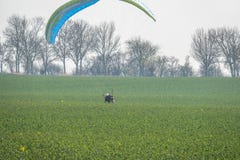 Некоторые парапланы летают вдоль крутого побережья Балтийского моря стоковые изображения Некоторые парапланы летают вдоль крутого побережья Балтийского моря стоковые изображения