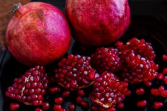 Некоторый зрелый сочный красный плодоовощ гранатового дерева на плите Gran Punica Стоковые Изображения RF Некоторый зрелый сочный красный плодоовощ гранатового дерева на плите Gran Punica Стоковые Изображения RF