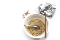 Немедленные лапши с палочками, ложкой и некоторыми монетками стоковые фото Немедленные лапши с палочками, ложкой и некоторыми монетками стоковые фото