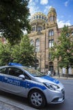 Немецкая полицейская машина перед старой синагогой Германией Берлина стоковое изображение rf Немецкая полицейская машина перед старой синагогой Германией Берлина стоковое изображение rf