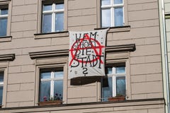 Немецкая смертная казнь через повешение лозунга протеста на фасаде здания в Берлине говорит стоковые изображения Немецкая смертная казнь через повешение лозунга протеста на фасаде здания в Берлине говорит стоковые изображения