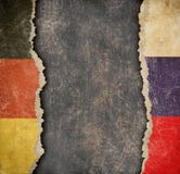 Немецкие и русские сорванные флаги бумаги Пролом дипломатических отношений Стоковое Фото Немецкие и русские сорванные флаги бумаги Пролом дипломатических отношений Стоковое Фото