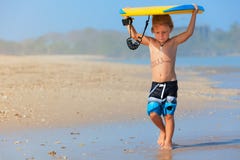Немногое бег серфера с bodyboard на пляже моря стоковое изображение rf Немногое бег серфера с bodyboard на пляже моря стоковое изображение rf
