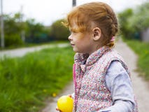 Немногое девушка redhead с отрезками провода выглядит отсутствующим стоковые изображения Немногое девушка redhead с отрезками провода выглядит отсутствующим стоковые изображения