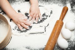 Немногое игры шеф-повара с небольшими руками с мукой стоковое изображение Немногое игры шеф-повара с небольшими руками с мукой стоковое изображение
