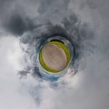 Немногое панорама планеты сферически 360 градусов Сферически вид с воздуха в поле с черными внушительными облаками перед штормом стоковая фотография rf Немногое панорама планеты сферически 360 градусов Сферически вид с воздуха в поле с черными внушительными облаками перед штормом стоковая фотография rf