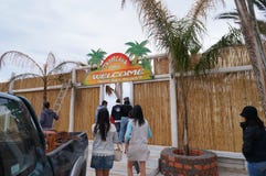 Неопознанные туристы посещают пляж рая в Mykonos, Греции стоковые изображения Неопознанные туристы посещают пляж рая в Mykonos, Греции стоковые изображения