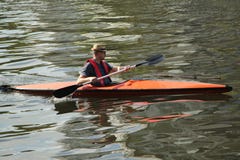 Неопознанный kayaker на реке Yarra в Мельбурне стоковая фотография rf Неопознанный kayaker на реке Yarra в Мельбурне стоковая фотография rf