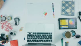 Непознаваемый творческий дизайнер работая в творческом агенстве Взгляд сверху сток-видео Непознаваемый творческий дизайнер работая в творческом агенстве Взгляд сверху сток-видео