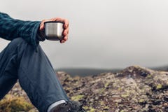 Непознаваемый человек Hiker держа чашку в его руке Пешее пришествие стоковые изображения Непознаваемый человек Hiker держа чашку в его руке Пешее пришествие стоковые изображения