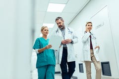 Непредвиденная команда медсотрудника в прихожей больницы стоковое фото Непредвиденная команда медсотрудника в прихожей больницы стоковое фото