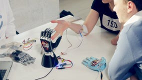 Неработающая девушка раскрывает ее руку и рука робота повторяет ее движения акции видеоматериалы Неработающая девушка раскрывает ее руку и рука робота повторяет ее движения акции видеоматериалы
