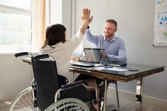 Неработающая коммерсантка давая высоко 5 ее партнеру стоковое фото rf Неработающая коммерсантка давая высоко 5 ее партнеру стоковое фото rf