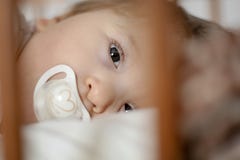 Неработающий годовалый младенец пробуя упасть уснувший - изображение стоковое фото rf Неработающий годовалый младенец пробуя упасть уснувший - изображение стоковое фото rf