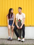 Несколько мальчик и девушка отрочества с longboard на желтой предпосылке Концепция релаксации и деятельности стоковые фото Несколько мальчик и девушка отрочества с longboard на желтой предпосылке Концепция релаксации и деятельности стоковые фото