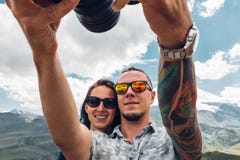 Несколько путешественники, парень и девушка, делают selfie на камере a стоковое фото Несколько путешественники, парень и девушка, делают selfie на камере a стоковое фото
