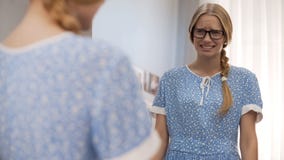 Нестабильный плакать девушки подростковых проблем около зеркала, недостатка самоуверенности стоковое изображение Нестабильный плакать девушки подростковых проблем около зеркала, недостатка самоуверенности стоковое изображение