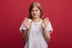 Несчастная грустная разочарованная молодая женщина показывает gessture стопа стоковые изображения Несчастная грустная разочарованная молодая женщина показывает gessture стопа стоковые изображения