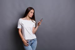 Несчастная молодая женщина используя smartphone стоковое фото rf Несчастная молодая женщина используя smartphone стоковое фото rf