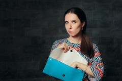 Несчастная причудливая женщина проверяя внутреннюю пустую сумку Стоковые Изображения RF Несчастная причудливая женщина проверяя внутреннюю пустую сумку Стоковые Изображения RF