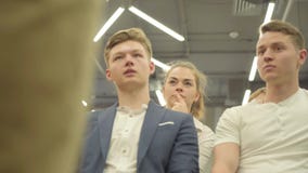 Неузнаваемый уверенный бизнесмен представляя новый проект к партнерам с диаграммой сальто Руководитель группы давая представление акции видеоматериалы Неузнаваемый уверенный бизнесмен представляя новый проект к партнерам с диаграммой сальто Руководитель группы давая представление акции видеоматериалы