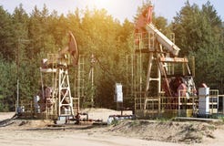Нефтяная скважина для продукции масла и бензина и газа на предпосылке леса, продукции бензина, pumpjack стоковые фото Нефтяная скважина для продукции масла и бензина и газа на предпосылке леса, продукции бензина, pumpjack стоковые фото