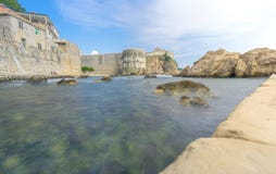 Низкий угол Dubrovnik& x27; стены города s с Sunbathers стоковое изображение Низкий угол Dubrovnik& x27; стены города s с Sunbathers стоковое изображение