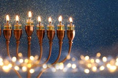 Низкое ключевое изображение еврейской предпосылки Хануки праздника стоковое фото rf Низкое ключевое изображение еврейской предпосылки Хануки праздника стоковое фото rf