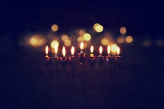 Низкое ключевое изображение еврейской предпосылки Хануки праздника с menorah & x28; традиционное candelabra& x29; и горя свечи стоковое изображение rf Низкое ключевое изображение еврейской предпосылки Хануки праздника с menorah & x28; традиционное candelabra& x29; и горя свечи стоковое изображение rf
