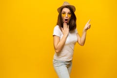 Никакой путь, не смотрит это! Женщина указывая палец на космос экземпляра Эмоция выражения и концепция чувств Изолированная съемк стоковые изображения Никакой путь, не смотрит это! Женщина указывая палец на космос экземпляра Эмоция выражения и концепция чувств Изолированная съемк стоковые изображения