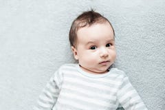 Новорожденный ребенок ослабляя в кровати Питомник для маленьких ребеят стоковое изображение rf Новорожденный ребенок ослабляя в кровати Питомник для маленьких ребеят стоковое изображение rf
