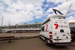 Новости канала 7 вне фургона на террасах причала, бухты широковещания Сиднея, Woolloomooloo стоковые изображения rf Новости канала 7 вне фургона на террасах причала, бухты широковещания Сиднея, Woolloomooloo стоковые изображения rf