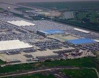 Новые автомобили на стоянке в морском порте стоковая фотография Новые автомобили на стоянке в морском порте стоковая фотография