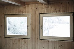 Новые эффективные окна установленные в деревянный дом стоковое фото rf Новые эффективные окна установленные в деревянный дом стоковое фото rf