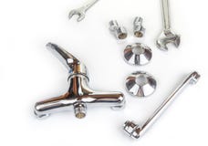 Новый faucet кухни с ключами Концепция водопроводчика стоковое фото rf Новый faucet кухни с ключами Концепция водопроводчика стоковое фото rf