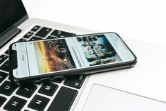 Новый smartphone корабля- флагмана Яблока Iphone x помещенный на белой таблице стоковое фото rf Новый smartphone корабля- флагмана Яблока Iphone x помещенный на белой таблице стоковое фото rf
