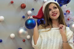 новый год темы Портрет молодой красивой сексуальной длинн-с волосами девушки в связанном свитере который смотрит к стороне Синь и стоковые фото новый год темы Портрет молодой красивой сексуальной длинн-с волосами девушки в связанном свитере который смотрит к стороне Синь и стоковые фото