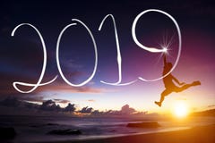 Новый Год 2019 человек скача и рисуя на пляже стоковые фотографии rf Новый Год 2019 человек скача и рисуя на пляже стоковые фотографии rf
