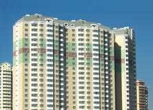 Новый построенный современный жилой дом кирпича с ясным голубым небом Стоковые Изображения Новый построенный современный жилой дом кирпича с ясным голубым небом Стоковые Изображения