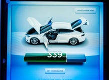 Новый экран дисплея компьютера приборной панели модели s Tesla с informa Стоковые Фото Новый экран дисплея компьютера приборной панели модели s Tesla с informa Стоковые Фото